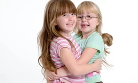 Trường cấm học sinh ôm nhau