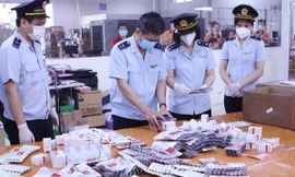 Hải quan kiểm tra thực tế lô hàng tân dược ngụy trang thực phẩm biếu tặng từ Ấn Độ gửi về Nội Bài