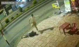 Ảnh chụp từ camera cảnh Nguyễn Khắc Dân dùng chân đá vào đầu anh Hồ Hữu Phước đang nằm bất tỉnh trên vỉa hè