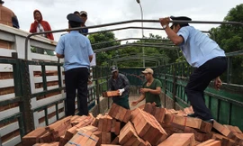 Lực lượng Hải quan kiểm tra mặt hàng gỗ nhập khẩu tại cửa khẩu đường bộ. Ảnh minh họa