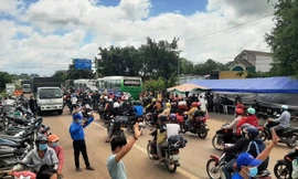 Người dân Tây Nguyên từ các tỉnh phía Nam rồng rắn bằng xe máy về quê tránh dịch