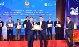 Ông Trần Văn Dũng - Chủ tịch Ủy ban Chứng khoán Nhà nước ghi nhận Tập đoàn Bảo Việt đã có những đóng góp tích cực cho thị trường chứng khoán Việt Nam