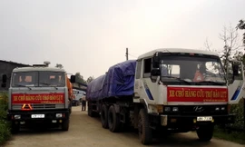 Xe chở gạo và hàng cứu trợ đồng bào lũ lụt của ngành dự trữ hướng về miền Trung 