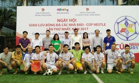 FC Tiền Phong chụp ảnh lưu niệm cùng Ban tổ chức