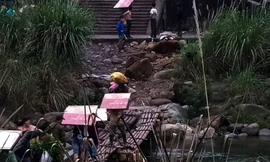 Cận cảnh cửu vạn nườm nượp vác hàng lậu qua biên giới Quảng Ninh