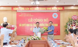 Tổng cục trưởng Nguyễn Văn Cẩn trao quyết định cho ông Nguyễn Duy Ngọc 