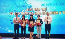 Ban tổ chức cuộc thi trao giải cho các tác giả đoạt giải Nhất “Cuộc thi sáng tạo tác phẩm báo chí tuyên truyền về BHXH, BHYT năm 2019-2020”. Ảnh: Doãn Thành Trí (Báo Quảng Nam)