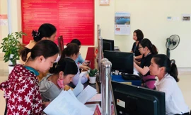 Ảnh minh họa người dân nộp thuế tại Cục Thuế Hà Nội