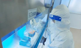 Nhân viên Phòng khám đa khoa Hoàn Hảo lấy mẫu xét nghiệm SARS-CoV-2 bằng kỹ thuật Realtime RT-PCR