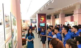 Đoàn viên thanh niên Trung ương Đoàn thăm quan triển lãm “Những tấm gương bình dị mà cao quý” điển hình trong học tập và làm theo lời Bác