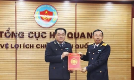 Ông Nguyễn Hoàng Tuấn (trái) nhận Quyết định bổ nhiệm từ Tổng cục trưởng Tổng cục Hải quan Nguyễn Văn Cẩn 