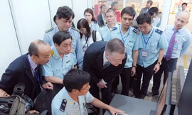 Việt Nam tiếp nhận máy soi hàng hóa 4,6 tỷ đồng