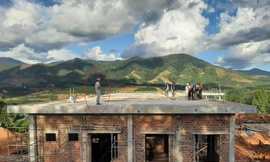 Lao động Trung Quốc làm việc tại các dự án điện gió ở Kon Tum. Ảnh: Đình Văn