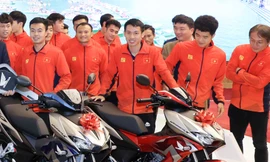 58 chiếc xe máy tổng trị giá hơn 3 tỷ đồng đã được Honda Việt Nam trao tặng cho hai đội bóng đá nam và nữ vừa giành huy chương vàng Seagames 30 về