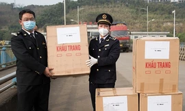 Lãnh đạo Chi cục Hải quan cửa khẩu Lào Cai tặng 10.000 khẩu trang cho Hải quan Hà Khẩu (Trung Quốc) ngày 2/2. Ảnh CTV Thanh Phương