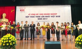 Chủ tịch VCCI Vũ Tiến Lộc và Tổng cục trưởng Tổng cục Thuế Bùi Văn Nam trao kỷ niệm chương cho các doanh nghiệp Top 1000 doanh nghiệp nộp thuế thu nhập doanh nghiệp lớn nhất năm 2017. Ảnh: Tuấn Nguyễn