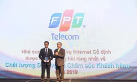 Ông Chu Hùng Thắng – Phó Tổng Giám đốc FPT Telecom nhận kỷ niệm chương từ ban tổ chức.