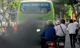 Nhiều cử tri phân vân không biết khoản thu từ thuế bảo vệ môi trường dùng vào việc gì. Ảnh: Hồng Vĩnh 