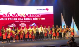Lãnh đạo Cty Xổ số điện toán Vietlott và đối Berjaya tri ân các đối tác, đại lý bán hàng xuất sắc 2 năm qua