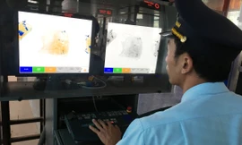 Lực lượng Hải quan soi chiếu hành lý của hành khách xuất nhập cảnh. Ảnh minh họa của: Tuấn Nguyễn
