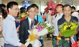 Rợp cờ hoa chào đón 'các cậu bé vàng' Olympic Vật lý, Hóa học 2018