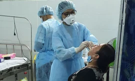 Người dân về từ Đà Nẵng được lấy mẫu xét nghiệm COVID-19. 