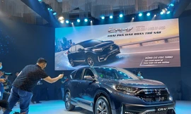 Giá bán lẻ của các phiên bản CR-V E, G và L lần lượt là 998 triệu, 1,048 tỷ và 1,118 tỷ đồng