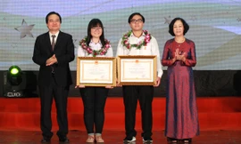 Đồng chí Trương Thị Mai – Uỷ viên Bộ Chính trị, Bí thư TW Đảng, Trưởng Ban Dân vận Trung ương đã trao tặng thưởng Huân chương Lao động hạng 3 của Chủ tịch Nước cho 2 em Nguyễn Phương Thảo và Phạm Đức Anh 