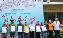 Bà Phạm Thị Hiền, Phó Tổng Giám đốc Ngân hàng An Bình (thứ 2, bìa phải) trao các suất quà ý nghĩa cho bà con bị thiệt hại nặng nề do lũ lụt, khó khăn tỉnh Yên Bái.