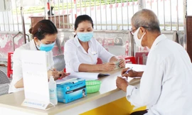 Nhân viên Bưu điện tỉnh Tiền Giang chi trả lương hưu, trợ cấp BHXH tại điểm chi trả