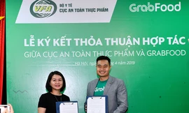 Bà Trần Việt Nga – Phó Cục trưởng Cục An toàn thực phẩm và ông erry Lim, Giám đốc Grab tại Việt Nam ký kết hợp tác.