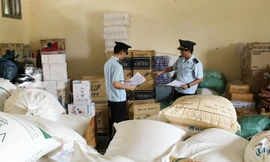 Cán bộ Hải quan kiểm tra hàng hóa vi phạm của các doanh nghiệp. Ảnh minh họa của: Tuấn Nguyễn