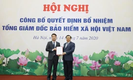 Bộ trưởng Bộ Tài chính Đinh Tiến Dũng - Chủ tịch Hội đồng Quản lý BHXH Việt Nam trao Quyết định điều động, bổ nhiệm ông Nguyễn Thế Mạnh giữ chức Tổng Giám đốc BHXH Việt Nam