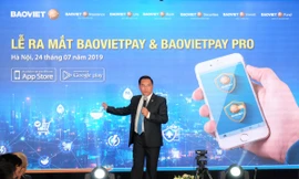 Ông Đỗ Trường Minh - Tổng Giám đốc Tập đoàn Bảo Việt giới thiệu ứng dụng BaovietPay