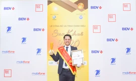 Ông Đoàn Quang Vinh - Phó Giám Đốc Trung Tâm Phát Triển Dịch vụ Thoại Đám Mây đại diện nhận Danh hiệu Sao khuê cho FPT Oncall