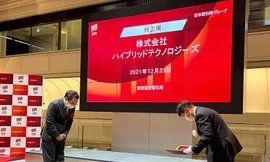 CEO Trần Văn Minh đại diện Hybrid Technologies nhận chứng nhận IPO từ Sở giao dịch Chứng khoán Tokyo