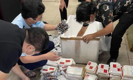 Lực lượng Hải quan kiểm đếm lô thuốc không có giấy tờ theo quy định