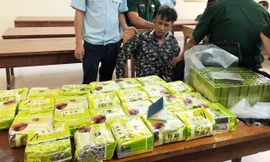 Một trong ba đối tượng cùng tang vật ma túy bị thu giữ