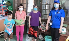 Bà Ngọt (thứ 2 phải qua) xúc động khi nhận quà từ chương trình "Siêu thị 0 đồng"