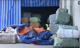 100 tấn hàng hóa bao gồm đường cát, quần áo, đồ điện tử đã qua sử dụng, mỹ phẩm... bị lực lượng chức năng thu giữ trên tuyến biên giới An Giang - Campuchia