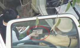 Người phụ nữ vi phạm luật giao thông đưa 200.000 đồng xin bỏ qua lỗi nhưng bị CSGT yêu cầu đưa thêm 100.000 đồng mới cho qua.