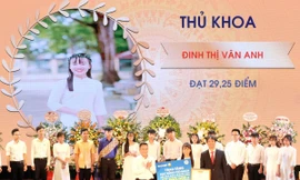 TGĐ Tập đoàn Bảo Việt trao tặng học bổng thủ khoa cho ĐHKTQD