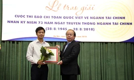 Thứ trưởng Huỳnh Quang Hải trao giải Đặc biệt cho đại diện nhóm tác giả Báo Vietnamnet với tác phẩm "Từ việc khoán xe công của Bộ Tài chính: Thiết thực giảm chi tiêu công"