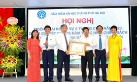 Thừa ủy quyền của Thủ tướng, Phó Chủ tịch UBND TP Ngô Văn Quý trao tặng Bằng khen cho BHXH TP.Hà Nội