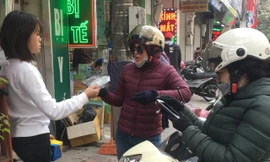 Người dân Hà Nội vất vả tìm mua khẩu trang y tế phòng dịch Corona. Ảnh: Tuấn Nguyễn