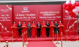 Các lãnh đạo tỉnh Hà Tĩnh, Tổng Giám đốc Honda Việt Nam & Chủ đầu tư Honda Ôtô Hà Tĩnh thực hiện nghi thức cắt băng khai trương 