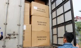 Hải quan mở kiểm tra xe tải chở đèn sưởi nghi giả nhãn hiệu HITACHI, NOVA