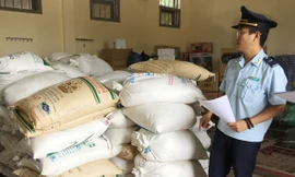 Lực lượng Hải quan Quảng Trị kiểm tra lô hàng đường nhập lậu. Ảnh minh họa của: Tuấn Nguyễn