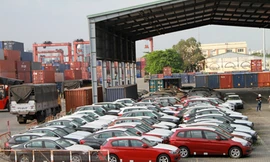 133 xe BMW của Công ty cổ phần ô tô Âu Châu nằm phơi mưa, nắng ngoài cảng VICT 2 năm trời