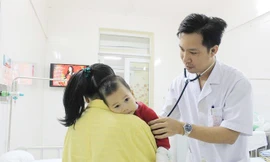 ThS. BS Trương Văn Quý – Trưởng khoa Nội Nhi tổng hợp Bệnh viện E khám cho bệnh nhân nhi